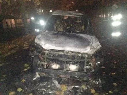 Автомобіль вщент згорів у Рівному