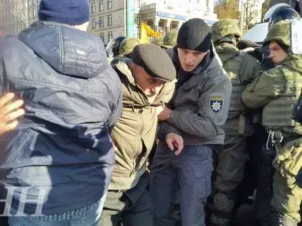 Щонайменше одну людину затримали під час штовханини на Хрещатику