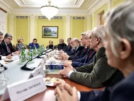 Необхідно негайно повернути в підручники з історії правду про борців за незалежність України - П.Порошенко