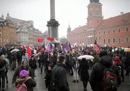 Близько тисячі людей зібралися на антифашистський марш у Варшаві