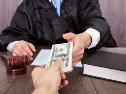 У Дніпрі викрили суддю та адвоката, які заволоділи квартирами на понад 77 млн грн