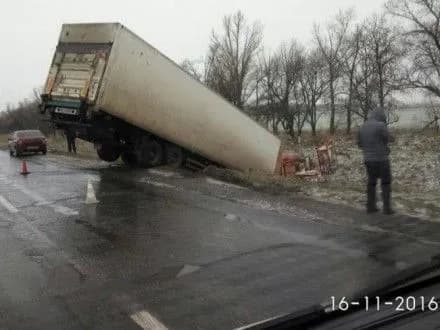 Під Харковом фура "злетіла" у кювет