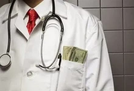 Урядовці мають покласти край “благодійним” внескам у державних лікарнях — В.Князевич