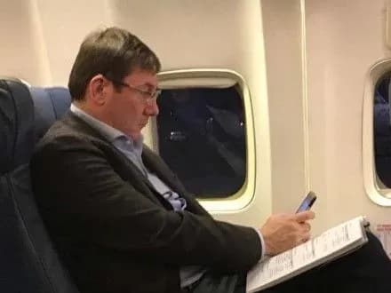 Генпрокурор полетів до Гааги