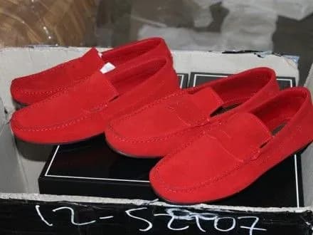 Брендові речі під виглядом гуманітарної допомоги намагався ввезти підприємець на Рівненщину