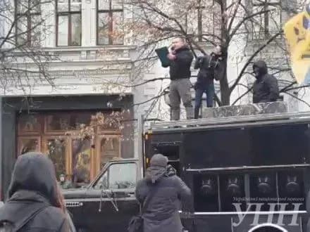 Кілька сотень людей влаштували акцію під ГПУ