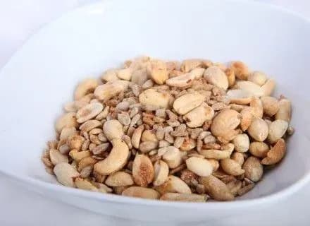 УНН: стартувало тестування якості горішків, насіння та сухариків