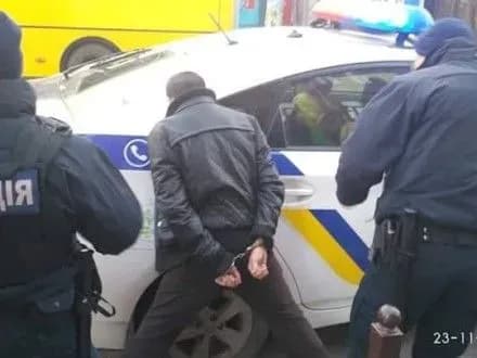 Человек в Днепре изнасиловал женщину, угрожая вилкой