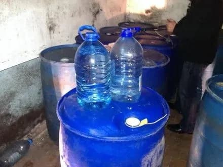 На околиці Бердянська правоохоронці виявили 3,3 тисячі літрів контрафактного спирту та вина