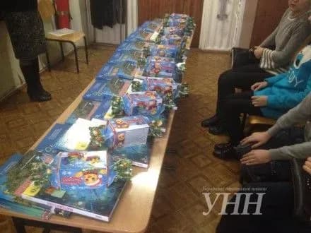 Сліпим і слабозорим дітям у Маріуполі подарували спеціальні книги