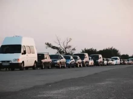 Більше 300 авто стоять у черзі на КПВВ "Мар’їнка", ще близько 200 - на КПВВ "Гнутове"