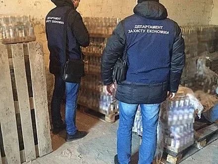 Правоохоронці вилучили фальсифікату алкоголю і тютюну на понад 1,6 млн грн