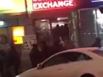 У центрі Києва натовп молодиків із вигуками "Динамо" розтрощив обмінник