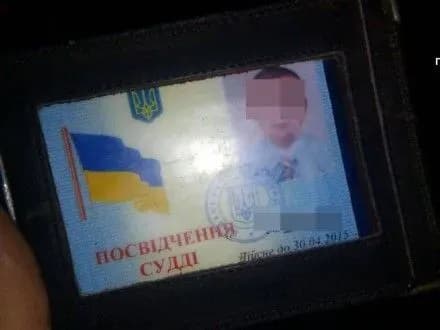 П’яний суддя на Львівщині заснув за кермом авто на червоному світлі світлофора