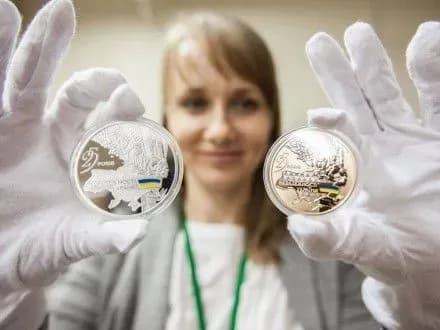 Президенту України запропонували замінити паперові гроші монетами