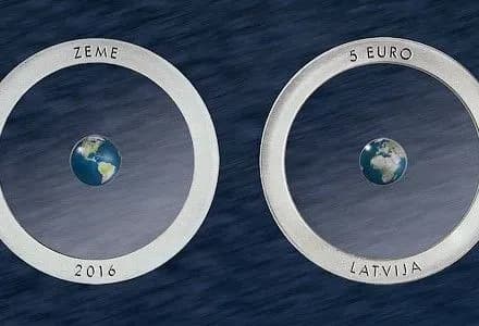 В Латвии выпустили полупрозрачную монету с макетом Земли