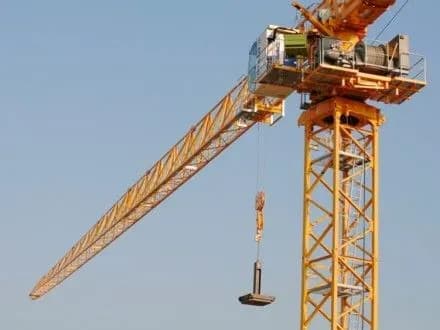 Внаслідок падіння будівельного крана загинув чоловік в Києві