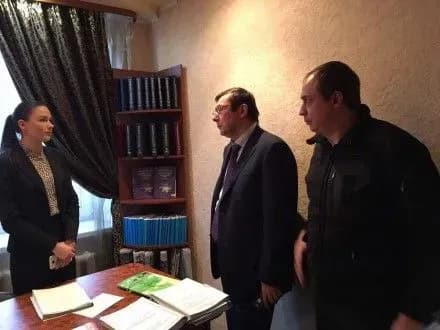 Ю.Луценко: У 2017 році зарплату працівників прокуратури
підвищать на 61%