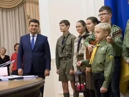 Вперше до Кабміну передали Вифлеємський вогонь миру