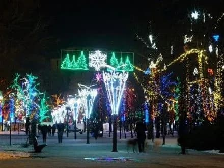 До новорічних свят у Дніпрі прикрасили сквер біля ОДА