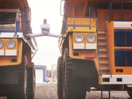 Білоруський каскадер повторив трюк Ван Дамма зі шпагатом між двома грузовиками