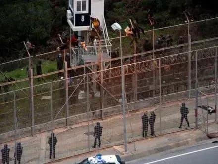 Более тысячи африканцев штурмовали границы испанского эксклава