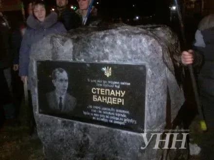 Понад 300 учасників пройшли смолоскипним маршем у Хмельницькому