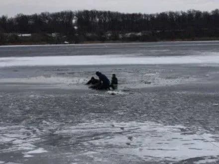 На Прикарпатті молодик застряг посеред річки та дістав переохолодження