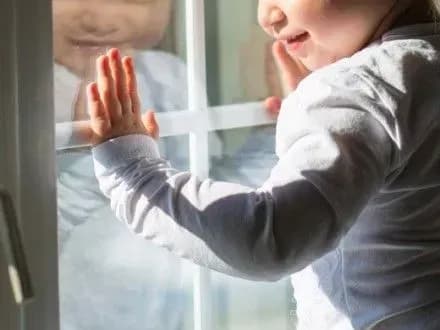 Дворічний хлопчик у Хмельницьку впав з другого поверху зі сходів