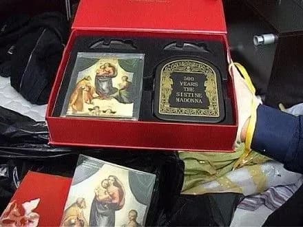 Поліція не передала ГПУ вилучені речі у квартирі М.Азарова