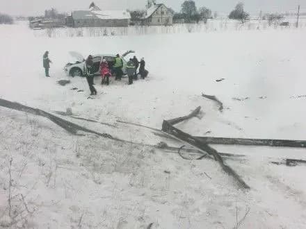 Легковик злетів в кювет на Рівненщині, госпіталізовано трьох осіб