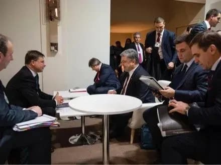 П.Порошенко в Давосе начал встречу с вице-президентом ЕК В.Домбровскисом
