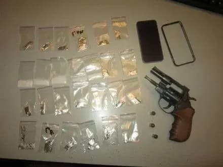 Дільничі затримали чоловіка зі зброєю і наркотиками на Київщині