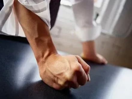 Чоловіка на Донеччині засудили до виправних робіт за побиття  дитини