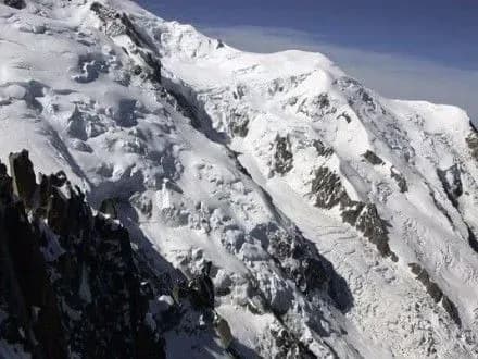 Рятувальники повідомили про загиблих внаслідок сходження лавини на готель в Італії