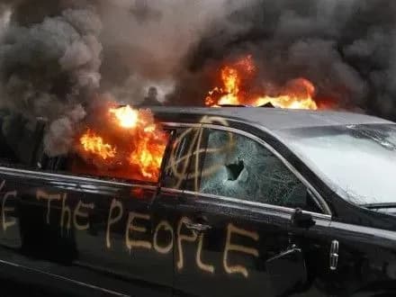 У Вашингтоні противники Д.Трампа підпалили лімузин