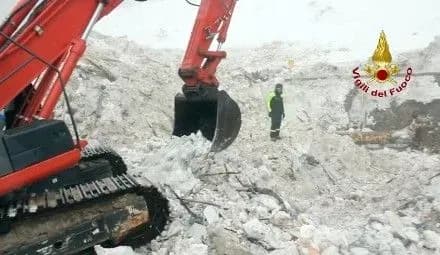 Кількість загиблих через сходження лавини на готель в Італії зросла до 14