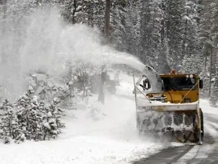 У мережі з'явилося відео, як у Каліфорнії долають снігові замети