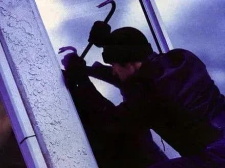 На Тернопільщині затримали молодого чоловіка, який підпалив два магазини і офіс