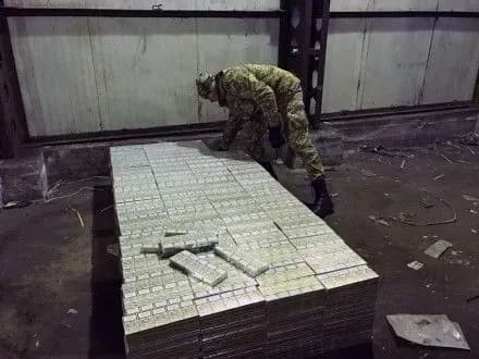 У порту Чорноморська виявили контрабанду цигарок у подвійному днищі вантажівки