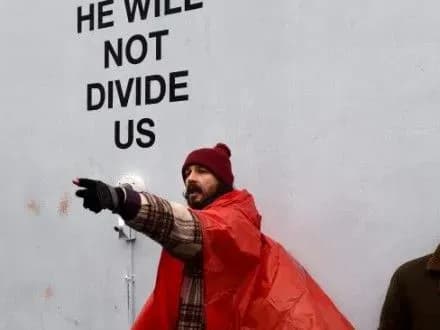 Шая ЛаБаф після арешту повернувся до акції проти президента Д.Трампа