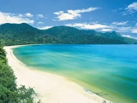 Біля берегів Малайзії зникло судно з туристами з Китаю