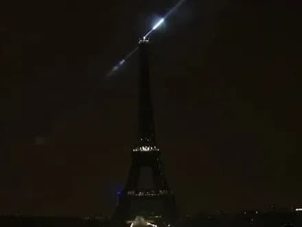 Ейфелеву вежу загасили в пам'ять загиблих у мечеті Квебеку