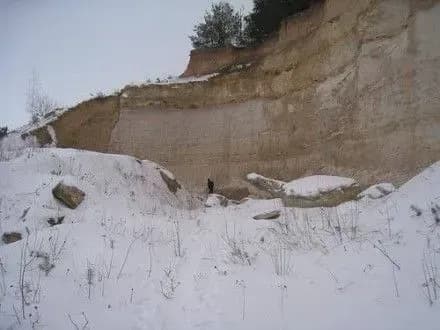 На Рівненщині молодик впав з верхівки кар'єру та помер