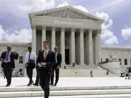 Д.Трамп выдвинул на должность члена Верховного суда США молодого за более чем 25 лет кандидата