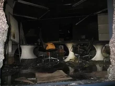 Невідомі кинули "коктейль Молотова" в офісне приміщення в Києві