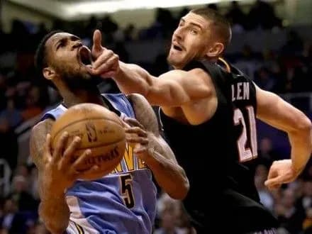 Українець О.Лень допоміг "Фініксу" обіграти "Сакраменто" у поєдинку НБА