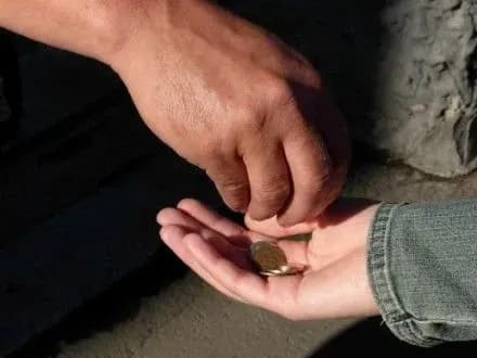 Женщину будут судить за вовлечение 5-летнего ребенка в занятие попрошайничеством