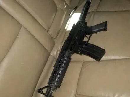 Зброю та наркотики виявили в автомобілі дніпрянина
