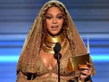 Grammy-2017: Бейонсе в образі Богоматері, беззаперечна перемога Адель і посмертне нагородження Д.Боуї